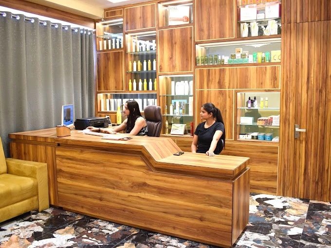 Gold N Glitz Unisex Salon